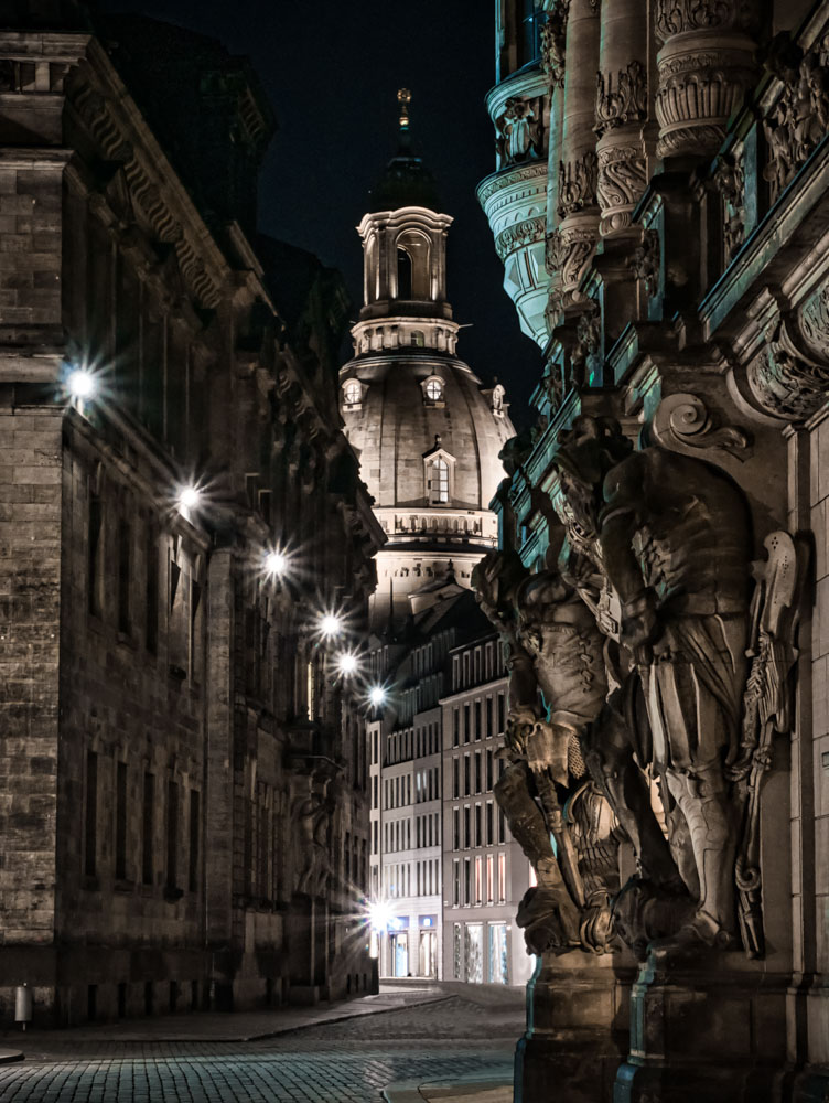 Nächtliche Gasse in Dresden mit Blick zur Frauenkirche